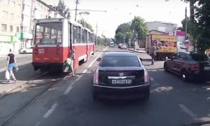 В Смоленске находчивый водитель спас зажатую трамваем бабушку