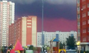 Это знамение!: на Урале небо окрасилось в цвета российского флага