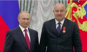 Путин наградил орденами Черчесова, Акинфеева и Игнашевича