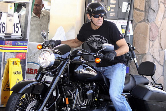 Какие звезды на мотоцикле. Знаменитости на мотоциклах. Звезды на мотоциклах. Джордж Клуни на мотоцикле. Хозяева на мотоциклах.