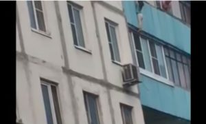 Мужчина спас висевшую на балконе 7 этажа девочку