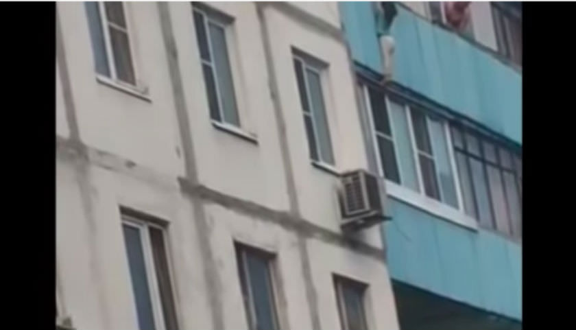 Мужчина спас висевшую на балконе 7 этажа девочку 