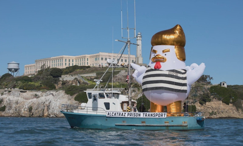 Цыпленок-Трамп в форме зека отправился в плавание в США 