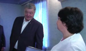 Порошенко пришел в гости в украинскую семью и увидел флаг России