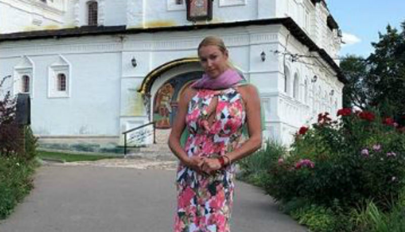 «Грудь нараспашку»: Волочкова заявилась в храм с неприличным декольте 