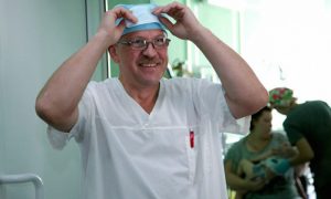 Хирург из Новосибирска отправился в отпуск, чтобы бесплатно лечить алтайских детей
