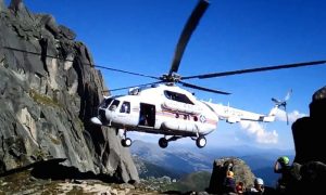 Пилоты виртуозно посадили вертолет между скал в Сибири, спасая туриста