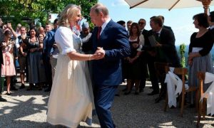 Путин станцевал с невестой и отправился на встречу с Меркель