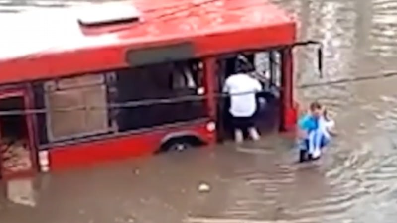 Пассажиров затопило по пояс в салоне автобуса в Казани 