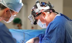 Российские хирурги удалили женщине опухоль мозга через бровь