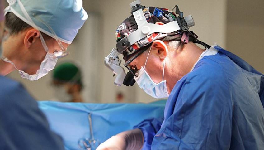 Российские хирурги удалили женщине опухоль мозга через бровь 