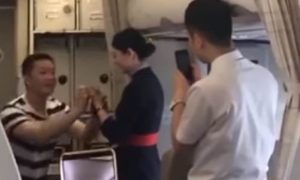 Стюардессу уволили после предложения руки и сердца любимого на борту самолета