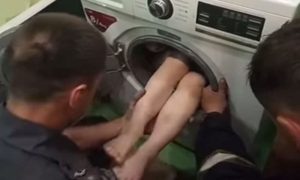 Застрявшего в стиральной машине малыша освободили спасатели Уфы