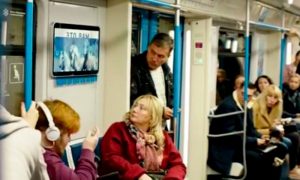 Московское метро обыграло знаменитый трюк Бэнкси с разрезанием картины