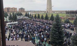 Силовики начали стрелять  в воздух на митинге против  передачи земель Чечне