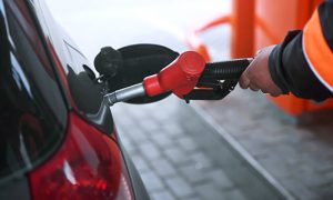 Нефтяники попросили повысить цены на бензин на 5 рублей