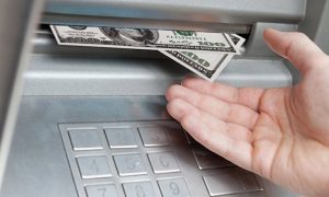 Жителю Североморска, которому банкомат выдал доллары, грозит 