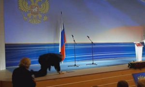 Жириновский упал на инаугурации владимирского губернатора