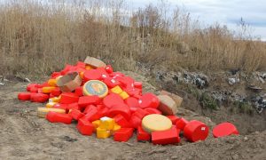 Бульдозер уничтожил полторы тонны голландского сыра в Красноярске