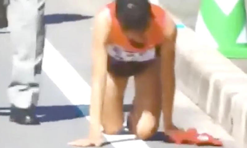 Японская бегунья сломала ногу но доползла на четвереньках до финиша 