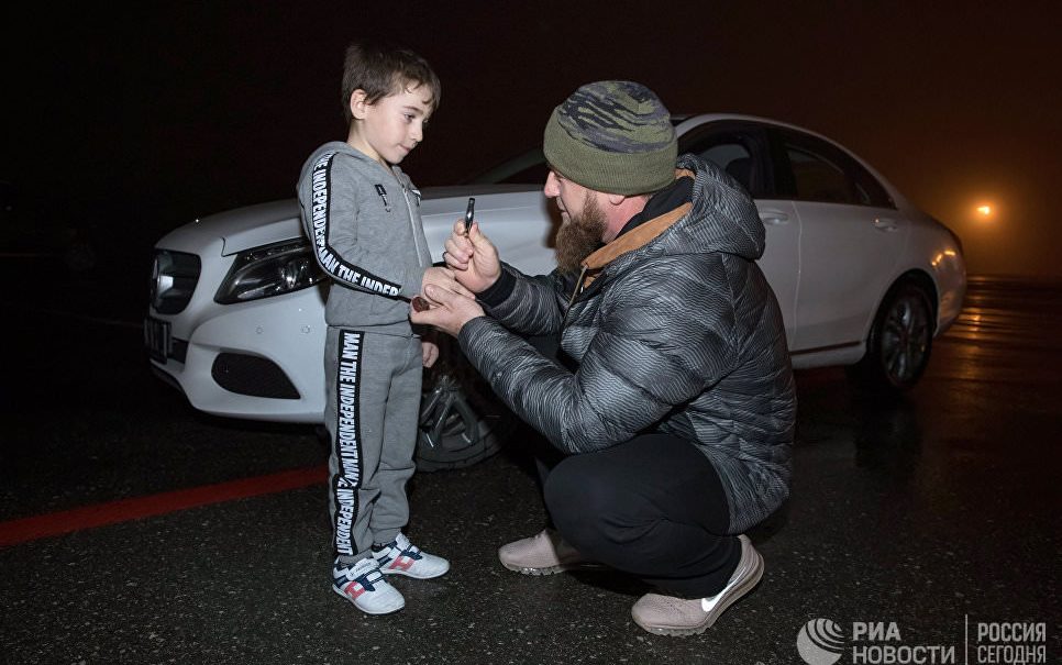 Кадыров подарил мерседес мальчику, отжавшемуся более четырех тысяч раз 