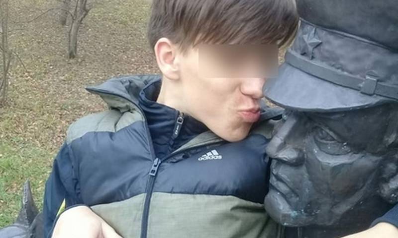 Сын полицейского с друзьями осквернил памятник российским пограничникам 