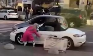 В центре Киева девушка напала на Porsche