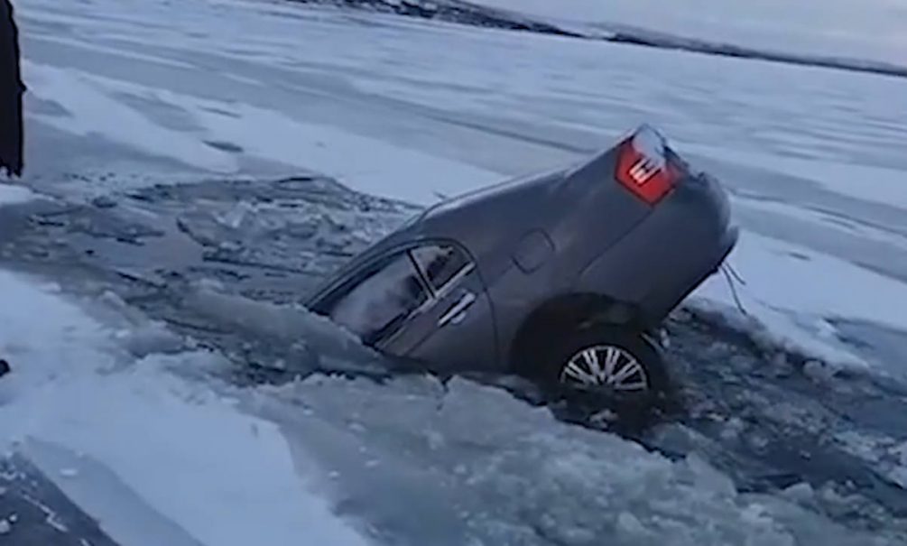 Ушла под лед: на водохранилище в Башкирии утонула машина 