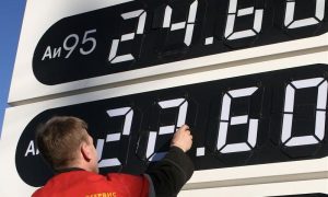 Шантаж Медведева сработал: нефтяники снижают цены на бензин