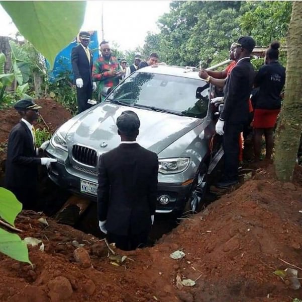 Нигериец похоронил отца в новом BMW за 88 тысяч долларов 