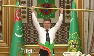 Президент Туркменистана привел в восторг чиновников штангой из золота