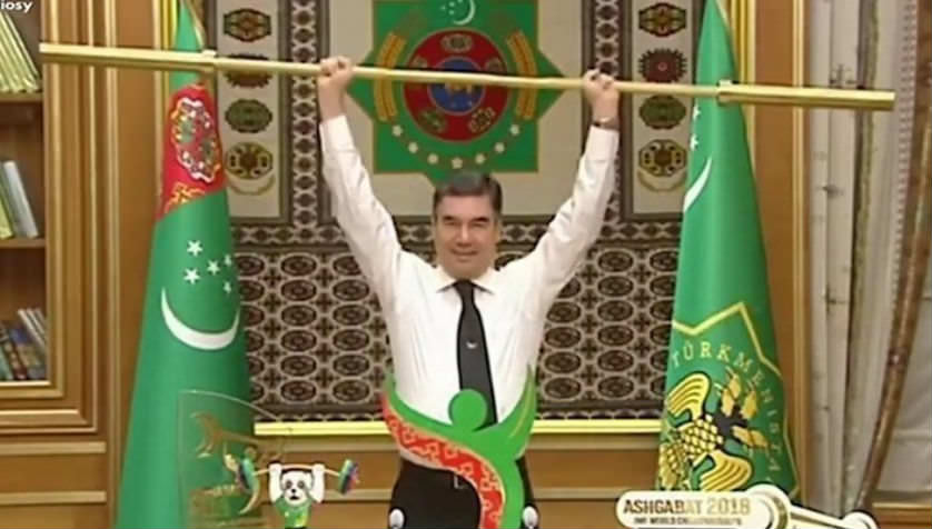 Президент Туркменистана привел в восторг чиновников штангой из золота 