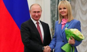 Владимир Путин наградил Валерию орденом Дружбы народов