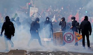 На акции протеста против повышения цен в Париже задержаны 100 человек
