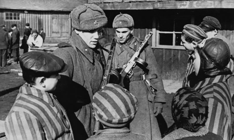 Календарь: 27 января - Советские войска освободили узников Освенцима 
