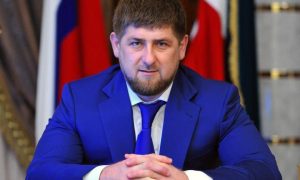 Кадыров поручил поднять зарплату медикам за счёт её снижения у чиновников