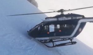 С невероятным риском спасли раненого лыжника в Альпах