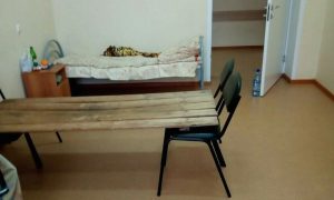 В пензенской больнице сколотили кровати из досок и стульев