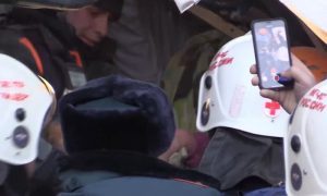 Сотрудники МЧС навестили в больнице спасенного ими в Магнитогорске Ваню Фокина