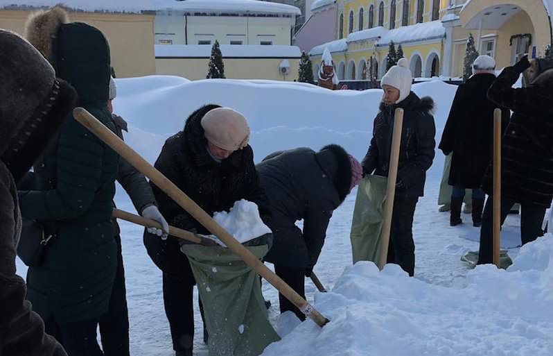 Учителей отправили убирать снег в мешки 
