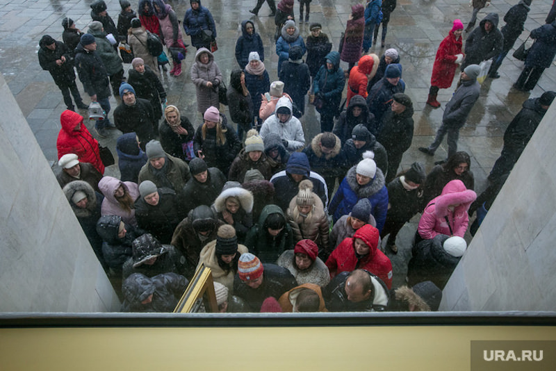 Жители курска. Давка за ХАЛЯВОЙ. Курск ЛДПР раздает подарки к новому году. Давка за халяву 1 июня. Житель Курска видео.