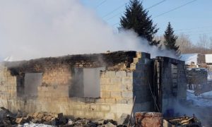 В Усть-Каменогорске двое мужчин вытащили детей из горящего дома
