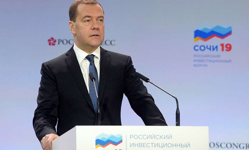 Медведев призвал изменить подход к оценке бедности 