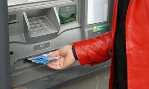 В России хотят ввести налог на снятие налички в банкоматах