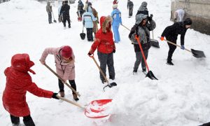 Школьников в Уфе погнали убирать снег вместо урока физкультуры