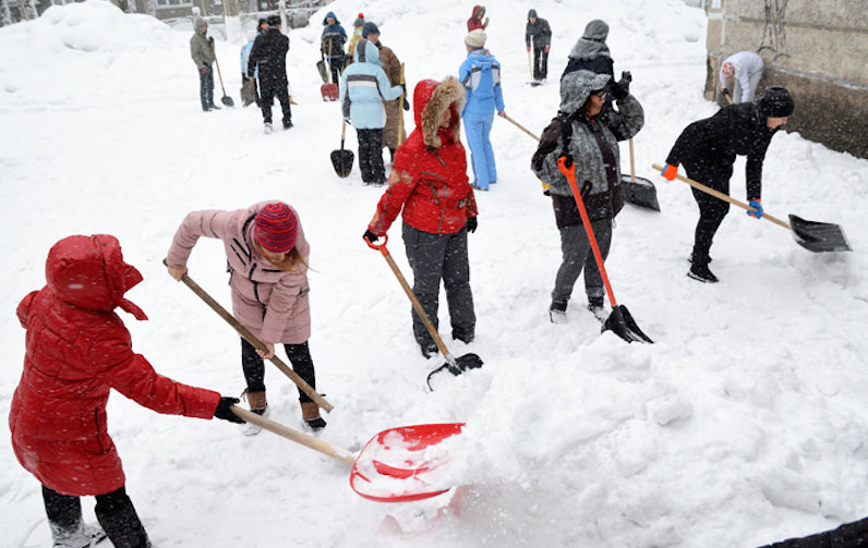 Школьников в Уфе погнали убирать снег вместо урока физкультуры 