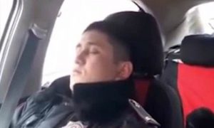 Спящего полицейского на посту жестоко разбудил  старший по званию