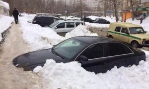 Саратовцы протоптали пешеходную дорожку по...капоту автомобиля