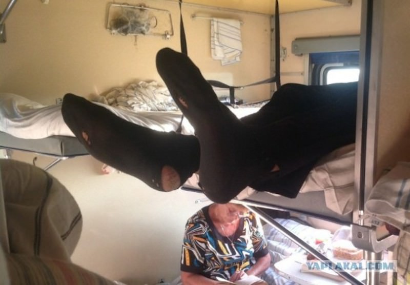 Депутат Госдумы предложил штрафовать за грязные носки пассажиров плацкарта 