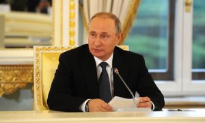 Путин поручил освободить от налогов выплаты сельским учителям и врачам